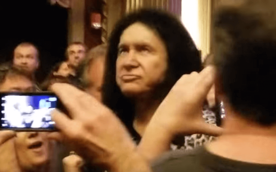Watch Gene Simmons go into the crowd to confront a heckler