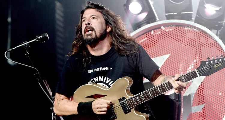 Dave Grohl playin