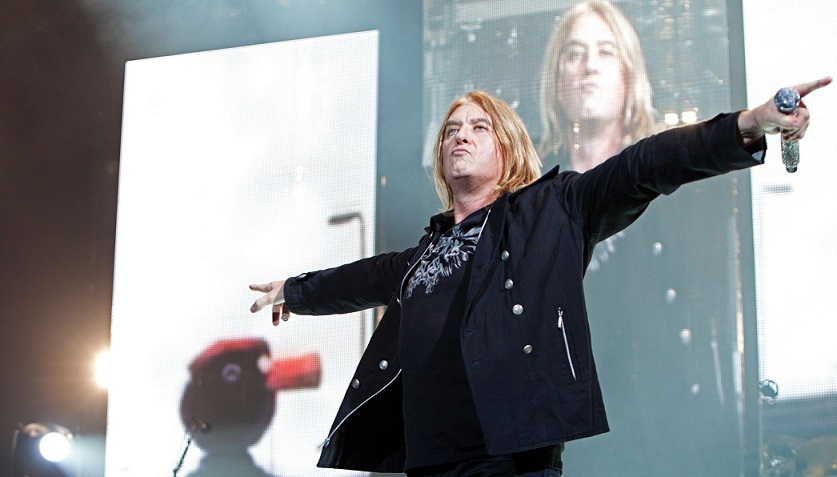 Joe Elliott says “If You Want to Feel How Amazing Malcolm Young Was, Listen to ‘Powerage’”