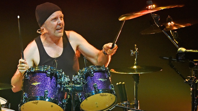 Lars Ulrich drumming