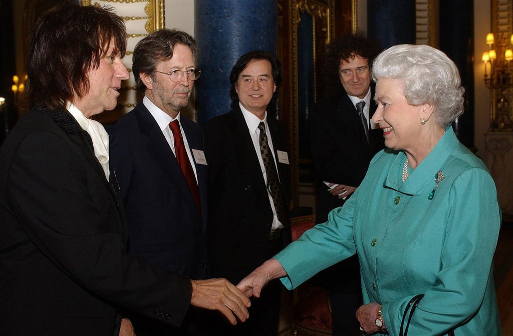 Jeff Beck, Jimmy Page, Eric Clapton, Brian May ant Queen Elizabeth