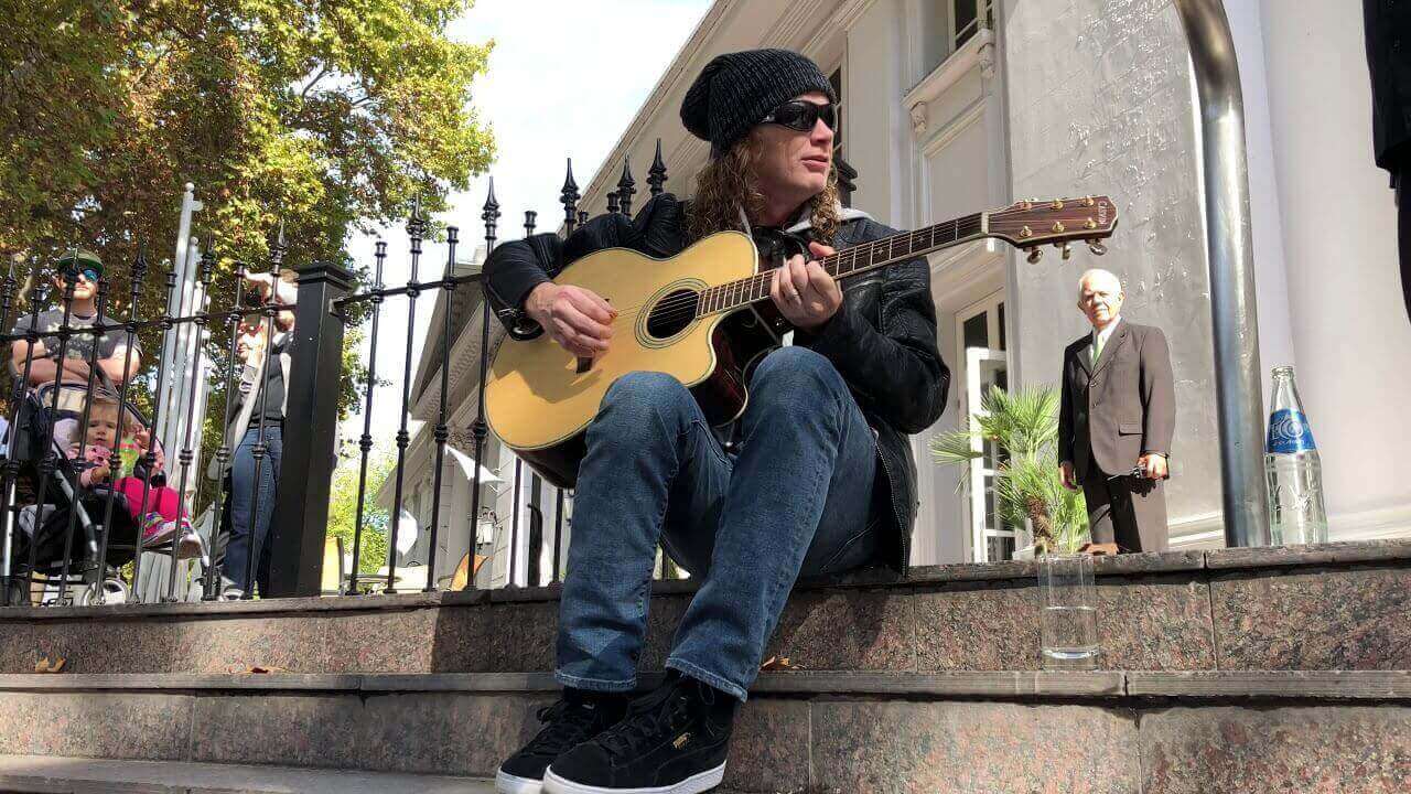 Dave Mustaine on hotel door argentina
