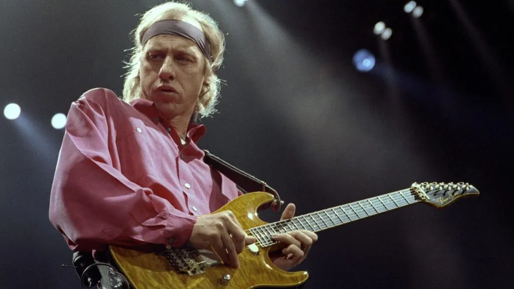 Hear Mark Knopfler's isolated guitar solo on Sultans Of Swing