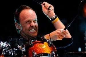 Lars Ulrich playing drums