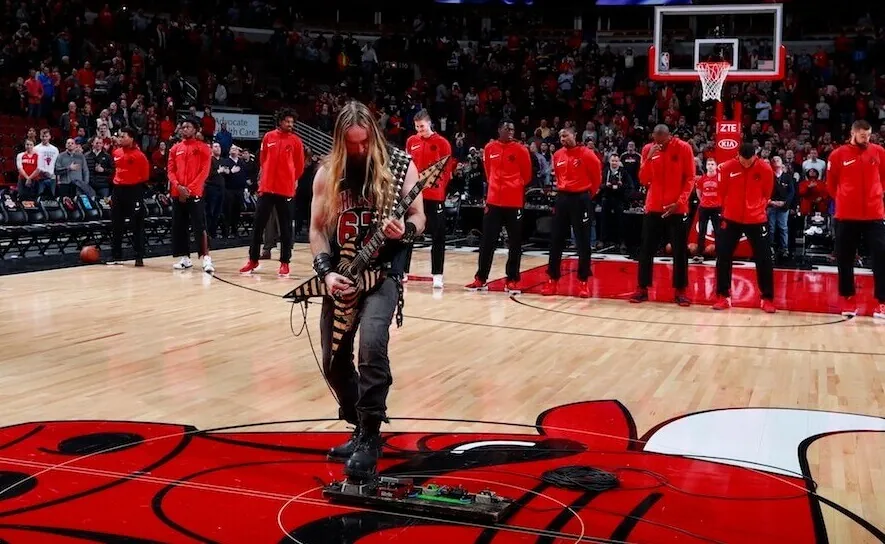 Zakk Wylde plays the American national anthem at basketball game (1)