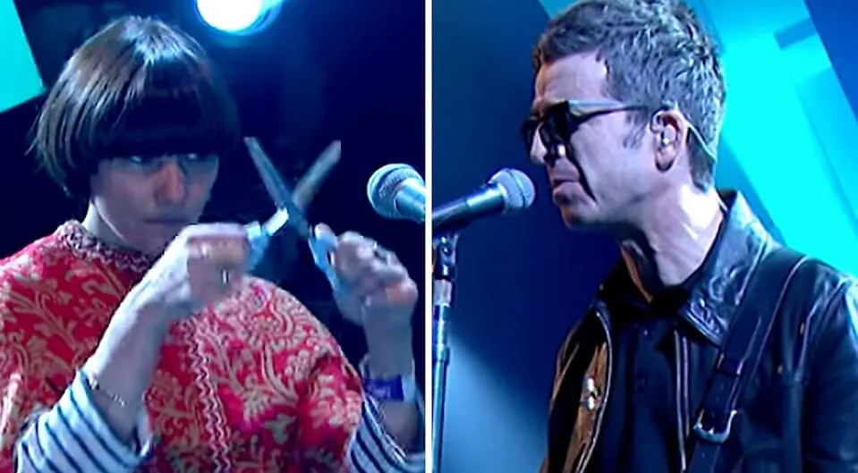 Noel Gallagher brings again his "scissor-musician" in a new presentation on TV