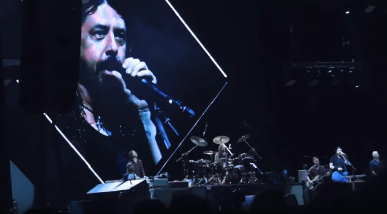 Foo Fighters play John Lennon + Van Halen mashup in brazilian concert