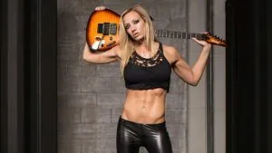 Nita Strauss belly