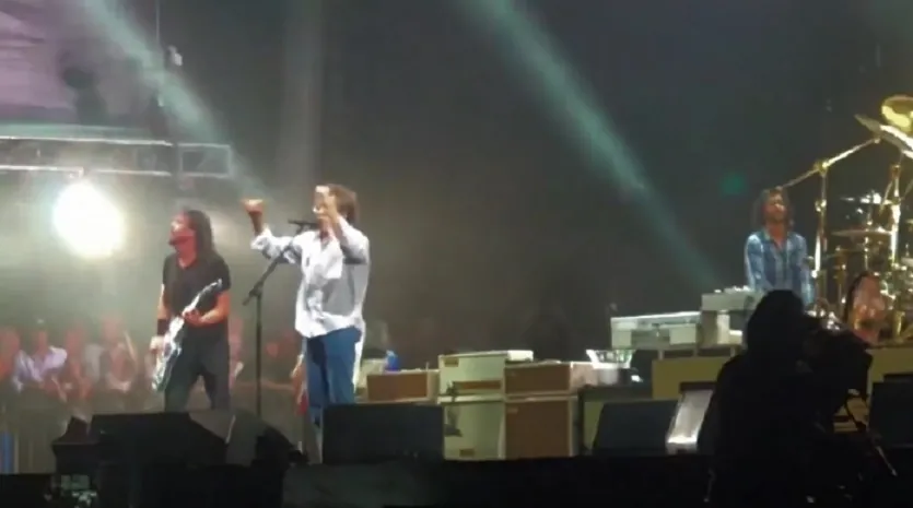 Dave Grohl doctor playing with Foo Fighters