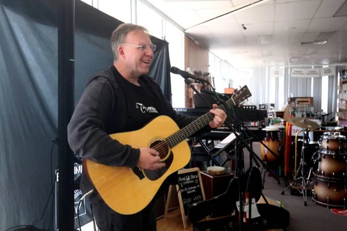 Guiness Book records guy playing guitar for 125 hours