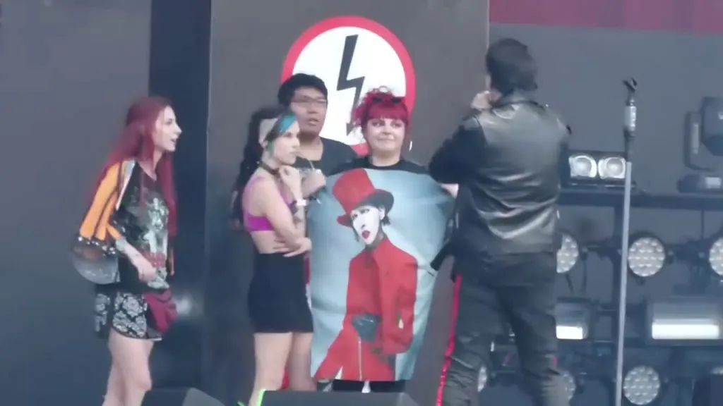 Marylin Manson makes fan take off shirt