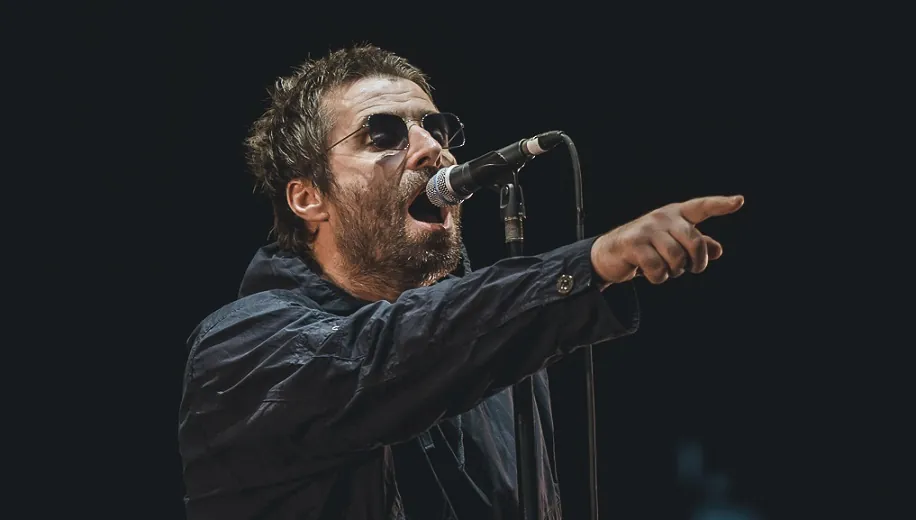 liam gallagher at stage