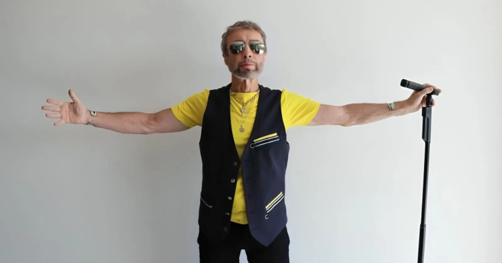 Paul Rodgers with arms wide open and microphone